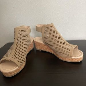 Girls dress shoe, size 2, tan